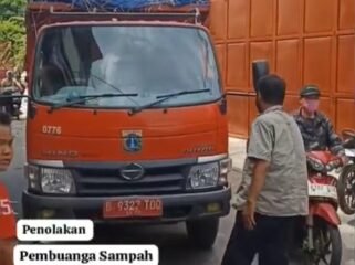 Foto: Sejumlah warga menghadang truk pengangkut sampah milik Suku Dinas Lingkungan Hidup Sektor Tambora di Jalan Duri Utara, Jakarta Barat, Sabtu (11/4/2026).