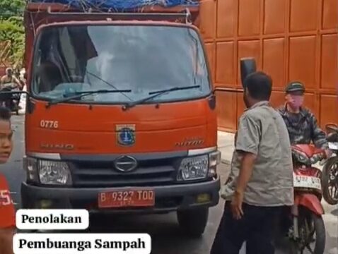 Foto: Sejumlah warga menghadang truk pengangkut sampah milik Suku Dinas Lingkungan Hidup Sektor Tambora di Jalan Duri Utara, Jakarta Barat, Sabtu (11/4/2026).