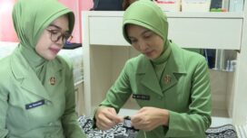 Foto: Rajut Kebersamaan dan Kreativitas
dr. Zuhria Novianty, Sp.P.K. (kanan) bersama rekan Persit saat merajut dalam suasana santai. Aktivitas ini tidak hanya menjadi sarana menyalurkan hobi.