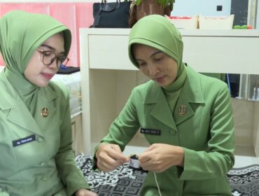 Foto: Rajut Kebersamaan dan Kreativitas
dr. Zuhria Novianty, Sp.P.K. (kanan) bersama rekan Persit saat merajut dalam suasana santai. Aktivitas ini tidak hanya menjadi sarana menyalurkan hobi.