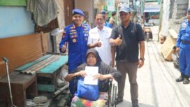 Foto : Direktorat Polisi Perairan dan Udara (Ditpolairud) Polda Metro Jaya kembali menunjukkan kepeduliannya terhadap masyarakat pesisir melalui kegiatan bakti kesehatan dengan menyalurkan bantuan kursi roda kepada warga di kawasan Muara Angke, Penjaringan, Jakarta Utara, Rabu (15/4/2026).
