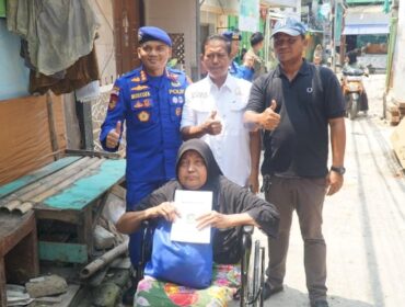 Foto : Direktorat Polisi Perairan dan Udara (Ditpolairud) Polda Metro Jaya kembali menunjukkan kepeduliannya terhadap masyarakat pesisir melalui kegiatan bakti kesehatan dengan menyalurkan bantuan kursi roda kepada warga di kawasan Muara Angke, Penjaringan, Jakarta Utara, Rabu (15/4/2026).
