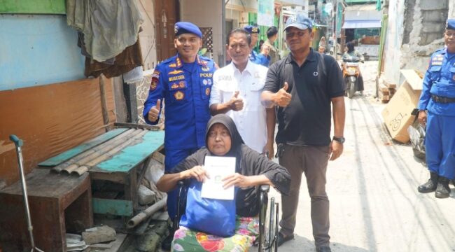 Foto : Direktorat Polisi Perairan dan Udara (Ditpolairud) Polda Metro Jaya kembali menunjukkan kepeduliannya terhadap masyarakat pesisir melalui kegiatan bakti kesehatan dengan menyalurkan bantuan kursi roda kepada warga di kawasan Muara Angke, Penjaringan, Jakarta Utara, Rabu (15/4/2026).
