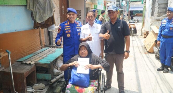 
					Foto : Direktorat Polisi Perairan dan Udara (Ditpolairud) Polda Metro Jaya kembali menunjukkan kepeduliannya terhadap masyarakat pesisir melalui kegiatan bakti kesehatan dengan menyalurkan bantuan kursi roda kepada warga di kawasan Muara Angke, Penjaringan, Jakarta Utara, Rabu (15/4/2026).
