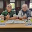 Foto: Dandim 0808/Blitar Letkol Inf Virlani Arudyawan (kiri) bersama wartawan Joko Wiyono (kanan) menunjukkan simbol apresiasi usai meraih penghargaan pada ajang Lomba Karya Jurnalistik (LKJ) TMMD ke-127. 