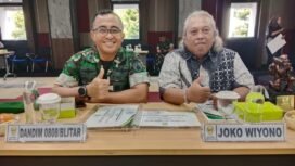 Foto: Dandim 0808/Blitar Letkol Inf Virlani Arudyawan (kiri) bersama wartawan Joko Wiyono (kanan) menunjukkan simbol apresiasi usai meraih penghargaan pada ajang Lomba Karya Jurnalistik (LKJ) TMMD ke-127. 
