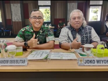 Foto: Dandim 0808/Blitar Letkol Inf Virlani Arudyawan (kiri) bersama wartawan Joko Wiyono (kanan) menunjukkan simbol apresiasi usai meraih penghargaan pada ajang Lomba Karya Jurnalistik (LKJ) TMMD ke-127. 