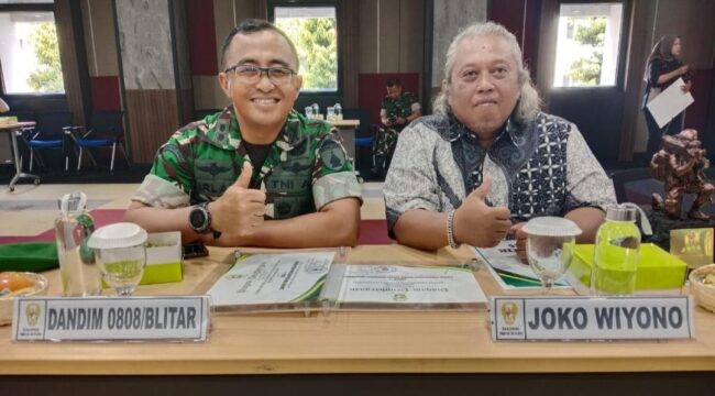 Foto: Dandim 0808/Blitar Letkol Inf Virlani Arudyawan (kiri) bersama wartawan Joko Wiyono (kanan) menunjukkan simbol apresiasi usai meraih penghargaan pada ajang Lomba Karya Jurnalistik (LKJ) TMMD ke-127. 