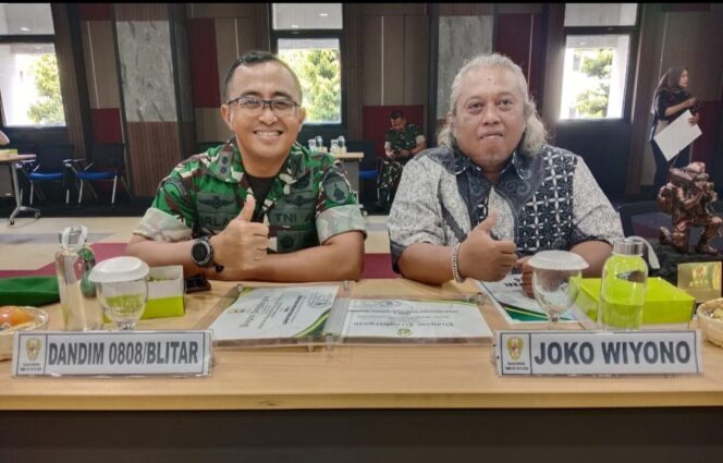 
					Foto: Dandim 0808/Blitar Letkol Inf Virlani Arudyawan (kiri) bersama wartawan Joko Wiyono (kanan) menunjukkan simbol apresiasi usai meraih penghargaan pada ajang Lomba Karya Jurnalistik (LKJ) TMMD ke-127. 