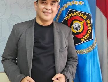 Foto : Kabar duka menyelimuti dunia pers Indonesia. Sekretaris Jenderal Persatuan Wartawan Indonesia (PWI) Pusat, Zulmansyah Sekedang (53), mengembuskan napas terakhir pada Sabtu dini hari pukul 00.10 WIB di Rumah Sakit Budi Kemuliaan. Almarhum wafat akibat serangan jantung.
