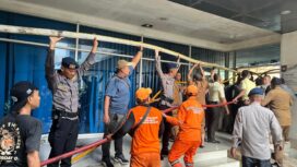 Foto : Insiden kebakaran melanda Gedung Direktorat Jenderal Bina Pemerintahan Desa Kementerian Dalam Negeri yang berada di Jalan Raya Pasar Minggu Km 19, Pejaten Barat, Kecamatan Pasar Minggu, Jakarta Selatan, pada Senin (20/4/2026) siang. 
