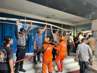 Foto : Insiden kebakaran melanda Gedung Direktorat Jenderal Bina Pemerintahan Desa Kementerian Dalam Negeri yang berada di Jalan Raya Pasar Minggu Km 19, Pejaten Barat, Kecamatan Pasar Minggu, Jakarta Selatan, pada Senin (20/4/2026) siang. 
