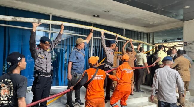 Foto : Insiden kebakaran melanda Gedung Direktorat Jenderal Bina Pemerintahan Desa Kementerian Dalam Negeri yang berada di Jalan Raya Pasar Minggu Km 19, Pejaten Barat, Kecamatan Pasar Minggu, Jakarta Selatan, pada Senin (20/4/2026) siang. 
