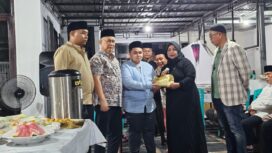 Foto : Pengurus Persatuan Wartawan Indonesia (PWI) Pusat menyerahkan uang duka cita kepada keluarga almarhum Sekretaris Jenderal PWI Pusat, Zulmansyah Sekedang, sebagai bentuk kepedulian dan penghormatan atas jasa-jasanya selama mengabdi di organisasi.
