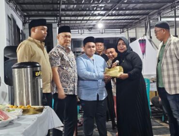 Foto : Pengurus Persatuan Wartawan Indonesia (PWI) Pusat menyerahkan uang duka cita kepada keluarga almarhum Sekretaris Jenderal PWI Pusat, Zulmansyah Sekedang, sebagai bentuk kepedulian dan penghormatan atas jasa-jasanya selama mengabdi di organisasi.
