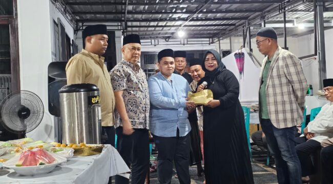 Foto : Pengurus Persatuan Wartawan Indonesia (PWI) Pusat menyerahkan uang duka cita kepada keluarga almarhum Sekretaris Jenderal PWI Pusat, Zulmansyah Sekedang, sebagai bentuk kepedulian dan penghormatan atas jasa-jasanya selama mengabdi di organisasi.
