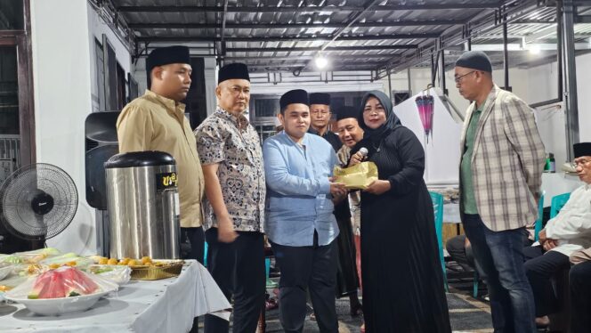 
					Foto : Pengurus Persatuan Wartawan Indonesia (PWI) Pusat menyerahkan uang duka cita kepada keluarga almarhum Sekretaris Jenderal PWI Pusat, Zulmansyah Sekedang, sebagai bentuk kepedulian dan penghormatan atas jasa-jasanya selama mengabdi di organisasi.
