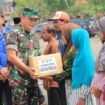 Foto: Seorang prajurit TNI menyerahkan bantuan sosial kepada warga dalam rangka kegiatan TMMD ke-128 Kodim 0806/Trenggalek di Desa Sukorejo, Kecamatan Gandusari, Rabu (22/4/2026).