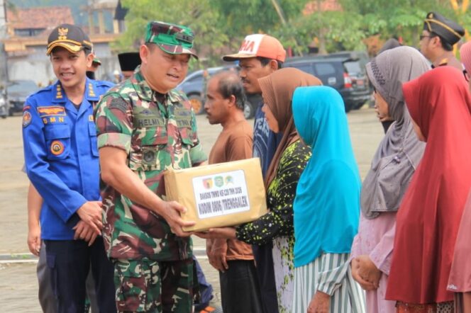 
					Foto: Seorang prajurit TNI menyerahkan bantuan sosial kepada warga dalam rangka kegiatan TMMD ke-128 Kodim 0806/Trenggalek di Desa Sukorejo, Kecamatan Gandusari, Rabu (22/4/2026).