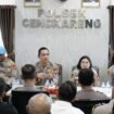 Foto: Wakapolres Metro Jakarta Barat AKBP Rezi Dharmawan memberikan arahan kepada jajaran personel saat kunjungan kerja di Polsek Cengkareng, Rabu (22/4/2026).