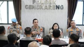 Foto: Wakapolres Metro Jakarta Barat AKBP Rezi Dharmawan memberikan arahan kepada jajaran personel saat kunjungan kerja di Polsek Cengkareng, Rabu (22/4/2026).