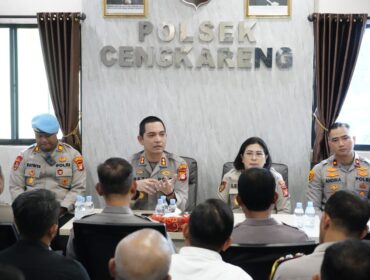 Foto: Wakapolres Metro Jakarta Barat AKBP Rezi Dharmawan memberikan arahan kepada jajaran personel saat kunjungan kerja di Polsek Cengkareng, Rabu (22/4/2026).