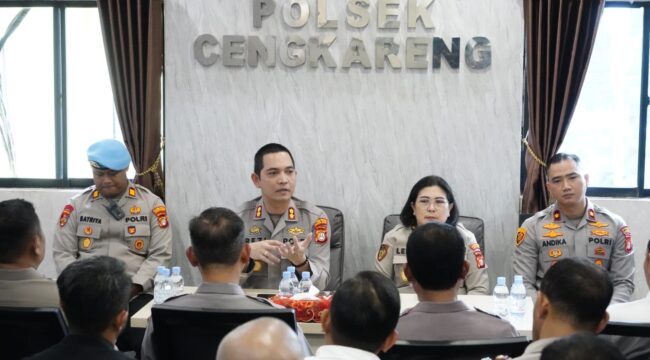 Foto: Wakapolres Metro Jakarta Barat AKBP Rezi Dharmawan memberikan arahan kepada jajaran personel saat kunjungan kerja di Polsek Cengkareng, Rabu (22/4/2026).