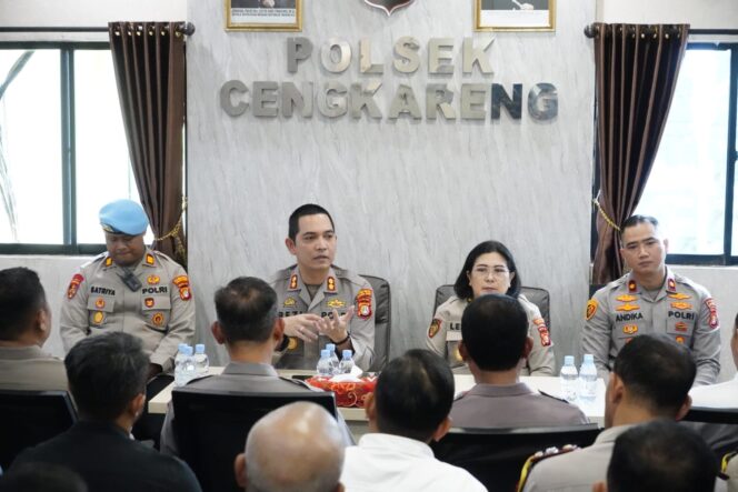 
					Foto: Wakapolres Metro Jakarta Barat AKBP Rezi Dharmawan memberikan arahan kepada jajaran personel saat kunjungan kerja di Polsek Cengkareng, Rabu (22/4/2026).