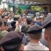 Foto :  Dugaan kekerasan terhadap jurnalis kembali mencoreng proses penegakan hukum. Insiden terjadi saat eksekusi lahan di Jalan Mualim Aminudin, Cibubur, Ciracas, Kamis (23/4/2026), yang berujung ricuh antara petugas dan warga.
