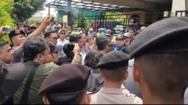 Foto :  Dugaan kekerasan terhadap jurnalis kembali mencoreng proses penegakan hukum. Insiden terjadi saat eksekusi lahan di Jalan Mualim Aminudin, Cibubur, Ciracas, Kamis (23/4/2026), yang berujung ricuh antara petugas dan warga.
