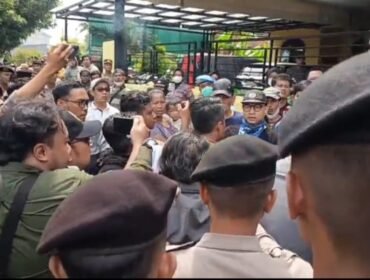 Foto :  Dugaan kekerasan terhadap jurnalis kembali mencoreng proses penegakan hukum. Insiden terjadi saat eksekusi lahan di Jalan Mualim Aminudin, Cibubur, Ciracas, Kamis (23/4/2026), yang berujung ricuh antara petugas dan warga.
