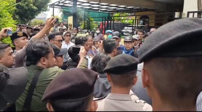 
					Foto :  Dugaan kekerasan terhadap jurnalis kembali mencoreng proses penegakan hukum. Insiden terjadi saat eksekusi lahan di Jalan Mualim Aminudin, Cibubur, Ciracas, Kamis (23/4/2026), yang berujung ricuh antara petugas dan warga.
