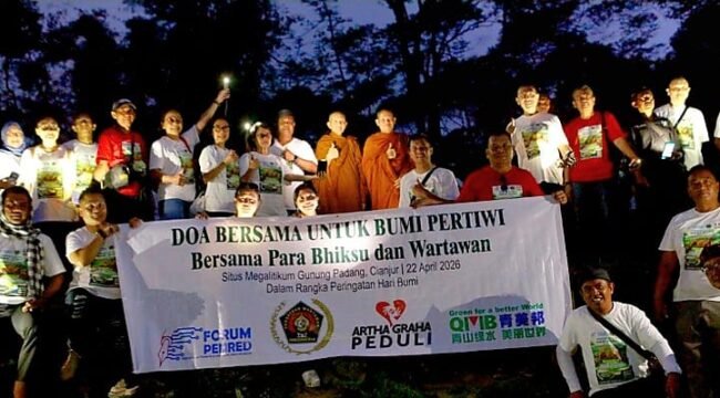Foto : Di tengah meningkatnya ancaman bencana alam dan gejolak sosial, sebuah ikhtiar spiritual digelar di kawasan Gunung Padang, Jawa Barat, Rabu (22/4/2026), bertepatan dengan momentum peringatan Hari Bumi.
