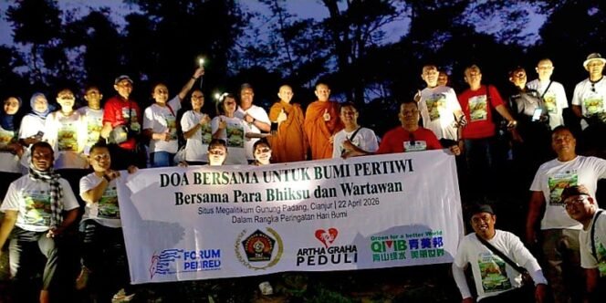 
					Foto : Di tengah meningkatnya ancaman bencana alam dan gejolak sosial, sebuah ikhtiar spiritual digelar di kawasan Gunung Padang, Jawa Barat, Rabu (22/4/2026), bertepatan dengan momentum peringatan Hari Bumi.
