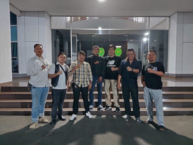 
					foto : Insiden cekcok yang melibatkan wartawan Warta Kota, Munir, saat pelaksanaan eksekusi lahan di Jalan Mualim Aminudin, Cibubur, Ciracas, Kamis (23/4/2026), menuai perhatian berbagai kalangan.
