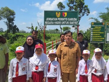 Foto: Jembatan Perintis Garuda Permudah Akses Warga dan Pelajar