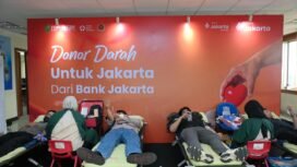  Foto : Sebagai rangkaian kegiatan Hari Ulang Tahun ke 65, Bank Jakarta menggelar kegiatan donor darah kolaboratif bersama PWI Jaya, PMI Provinsi DKI Jakarta, dan Forum CSR DKI Jakarta di Kantor Pusat Bank Jakarta, (24/4).