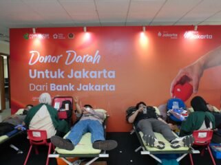  Foto : Sebagai rangkaian kegiatan Hari Ulang Tahun ke 65, Bank Jakarta menggelar kegiatan donor darah kolaboratif bersama PWI Jaya, PMI Provinsi DKI Jakarta, dan Forum CSR DKI Jakarta di Kantor Pusat Bank Jakarta, (24/4).