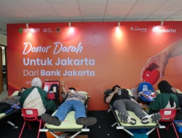  Foto : Sebagai rangkaian kegiatan Hari Ulang Tahun ke 65, Bank Jakarta menggelar kegiatan donor darah kolaboratif bersama PWI Jaya, PMI Provinsi DKI Jakarta, dan Forum CSR DKI Jakarta di Kantor Pusat Bank Jakarta, (24/4).