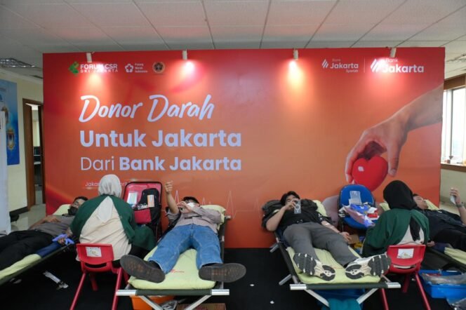 
					 Foto : Sebagai rangkaian kegiatan Hari Ulang Tahun ke 65, Bank Jakarta menggelar kegiatan donor darah kolaboratif bersama PWI Jaya, PMI Provinsi DKI Jakarta, dan Forum CSR DKI Jakarta di Kantor Pusat Bank Jakarta, (24/4).