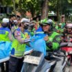  Foto : Polda Metro Jaya kembali menggelar kegiatan sosial Jumat Peduli dengan menyalurkan 350 paket sembako kepada pengemudi ojek online di depan Gedung Promoter Polda Metro Jaya, Jumat (24/04/2026).
