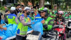  Foto : Polda Metro Jaya kembali menggelar kegiatan sosial Jumat Peduli dengan menyalurkan 350 paket sembako kepada pengemudi ojek online di depan Gedung Promoter Polda Metro Jaya, Jumat (24/04/2026).
