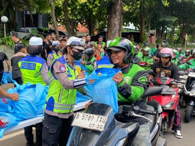 
					 Foto : Polda Metro Jaya kembali menggelar kegiatan sosial Jumat Peduli dengan menyalurkan 350 paket sembako kepada pengemudi ojek online di depan Gedung Promoter Polda Metro Jaya, Jumat (24/04/2026).
