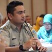 Foto : Tumpukan sampah yang kian meningkat di wilayah Cakung Barat mendorong Lurah Cakung Barat, Yasir Habib Putra, untuk angkat bicara. Ia mengajak seluruh warga mulai mengubah kebiasaan dengan memilah sampah sejak dari rumah sebagai langkah nyata mengatasi persoalan tersebut.
