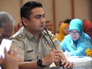 Foto : Tumpukan sampah yang kian meningkat di wilayah Cakung Barat mendorong Lurah Cakung Barat, Yasir Habib Putra, untuk angkat bicara. Ia mengajak seluruh warga mulai mengubah kebiasaan dengan memilah sampah sejak dari rumah sebagai langkah nyata mengatasi persoalan tersebut.
