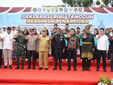 Foto : Pemerintah Provinsi Riau bersama Kepolisian dan unsur Forum Koordinasi Pimpinan Daerah (Forkopimda) menggelar Apel Kesiapan Satuan Tugas (Satgas) Anti Narkoba di Lapangan Apel Gubernur Riau, Sabtu (25/4/2026).