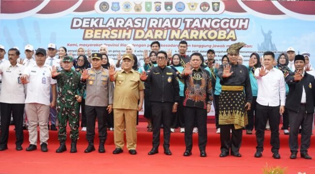 Foto : Pemerintah Provinsi Riau bersama Kepolisian dan unsur Forum Koordinasi Pimpinan Daerah (Forkopimda) menggelar Apel Kesiapan Satuan Tugas (Satgas) Anti Narkoba di Lapangan Apel Gubernur Riau, Sabtu (25/4/2026).