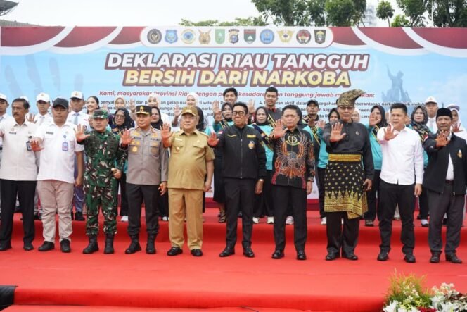 
					Foto : Pemerintah Provinsi Riau bersama Kepolisian dan unsur Forum Koordinasi Pimpinan Daerah (Forkopimda) menggelar Apel Kesiapan Satuan Tugas (Satgas) Anti Narkoba di Lapangan Apel Gubernur Riau, Sabtu (25/4/2026).