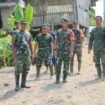Foto: Sejumlah prajurit TNI bersama Komandan Kodim 0806/Trenggalek meninjau langsung lokasi pembangunan Jembatan Perintis Garuda di Desa Mlinjon, Kecamatan Suruh, Kabupaten Trenggalek, Jawa Timur, Minggu (26/4/2026).