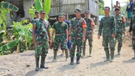 Foto: Sejumlah prajurit TNI bersama Komandan Kodim 0806/Trenggalek meninjau langsung lokasi pembangunan Jembatan Perintis Garuda di Desa Mlinjon, Kecamatan Suruh, Kabupaten Trenggalek, Jawa Timur, Minggu (26/4/2026).